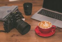 Photo camera, laptop