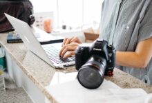 Photo camera, laptop