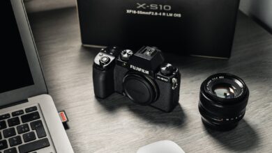 Photo camera, laptop