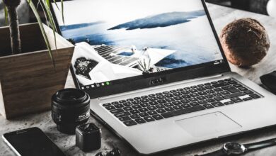 Photo camera, laptop