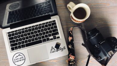 Photo camera, laptop