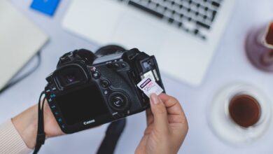 Photo camera, laptop