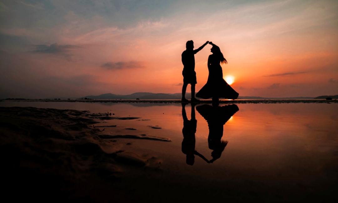 Photo Couple holding hands